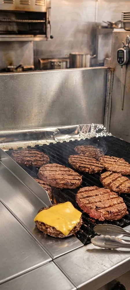 Hamburguesas Angus en la parrilla al carbón de López Burger